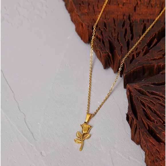 Vintage Rose Flower Pendant Gold Necklace - Picture 5 of 7